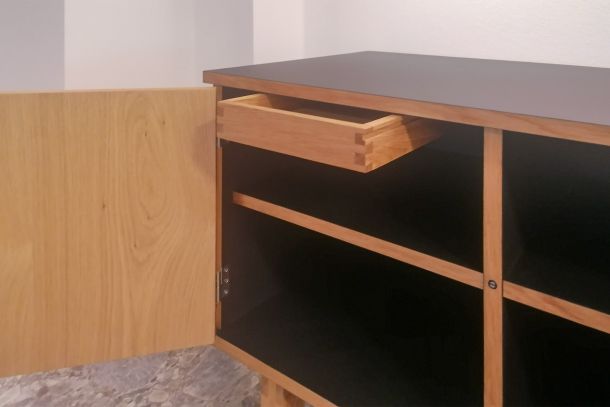 Handwerkliches Können von Tobias sichtbar im Gesellenstück Sideboard aus Holz mit Schublade