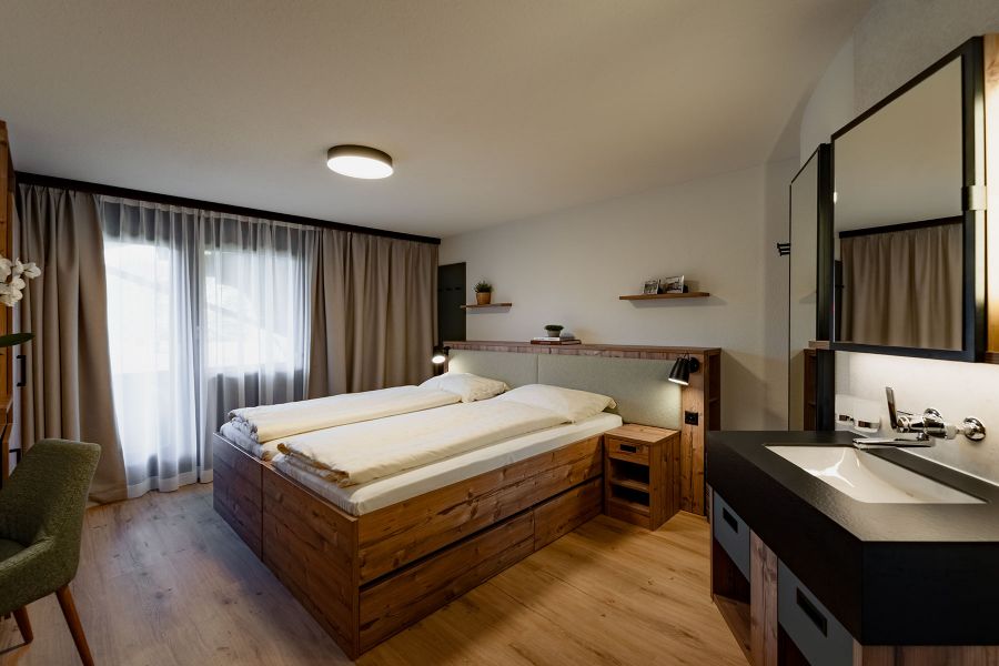Personalwohnungen Gstaad Palace mit Doppelzimmer aus Holz
