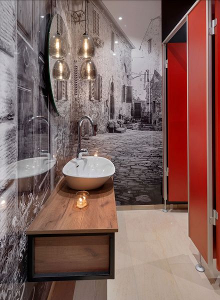 Waschtisch im WC des Restaurants Pizza und Pasta in Eggenfelden