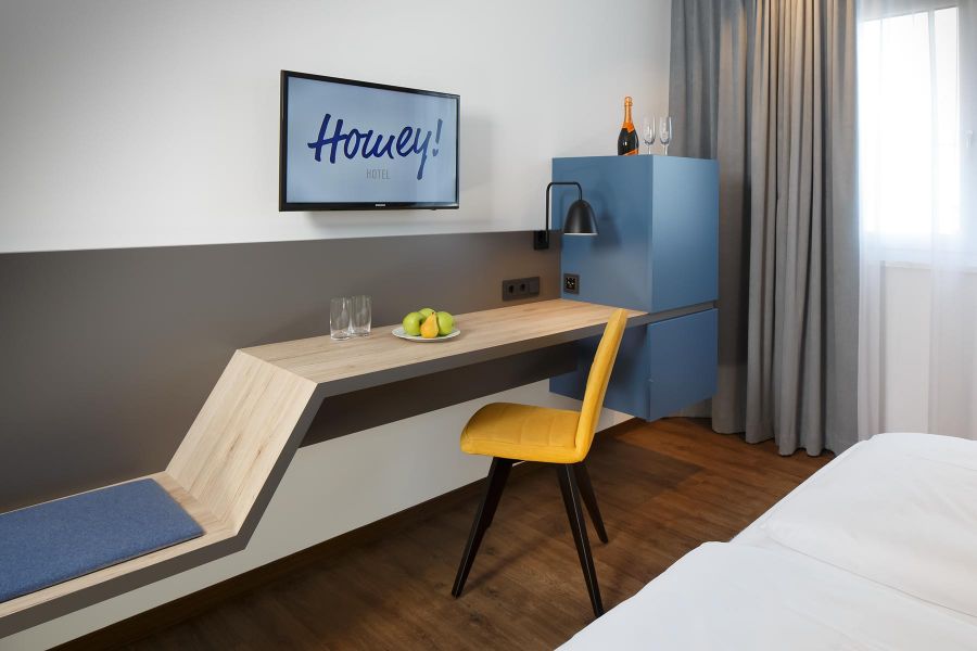 Hoteleinrichtung mit Schreibtisch und Schrank