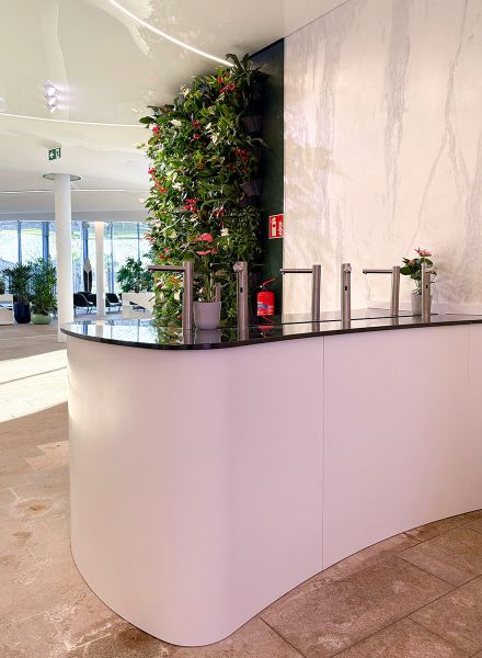 Weiße Theke mit schwarzer Platte für Trinkwasser Therme Erding