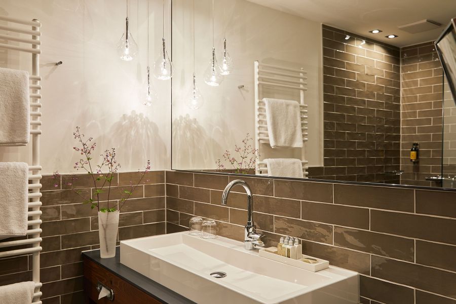 Hotelbadezimmer Alpenhof Murnau in natürlichen Farben und modernen Lampen