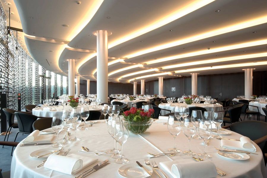 Große runde Tische im Garden Salon im The Grand Dolder in Zürich