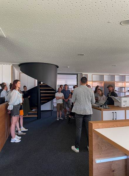 Studenten währen der Rundführung im Appiagebäude