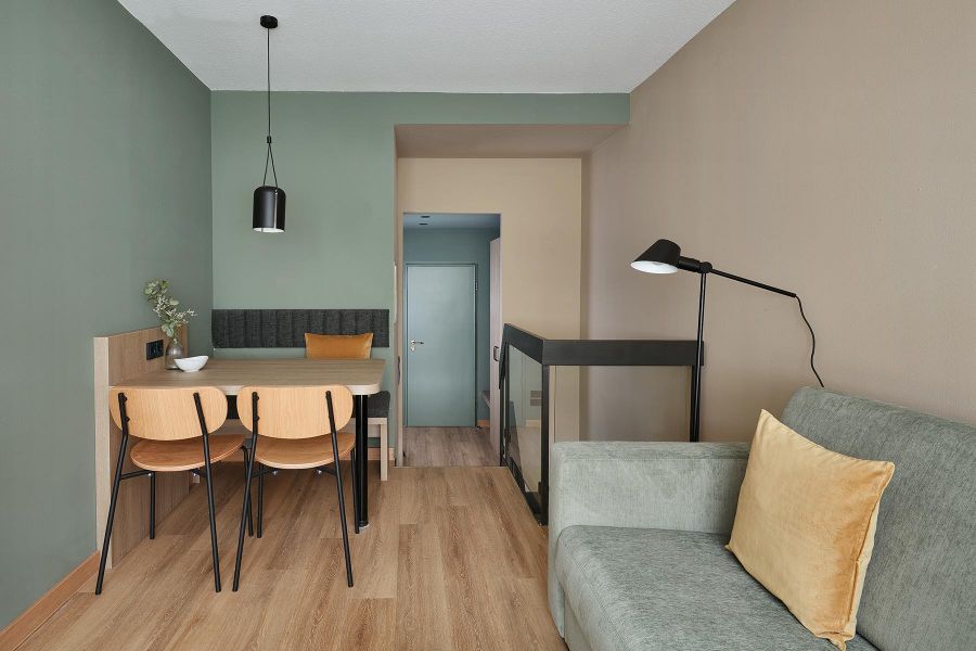 Studio Apartment mit Wohnbereich und Esstisch