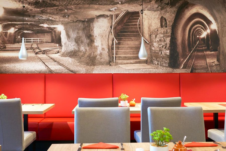 Interior Design mit Fototapete und roter Sitzbank