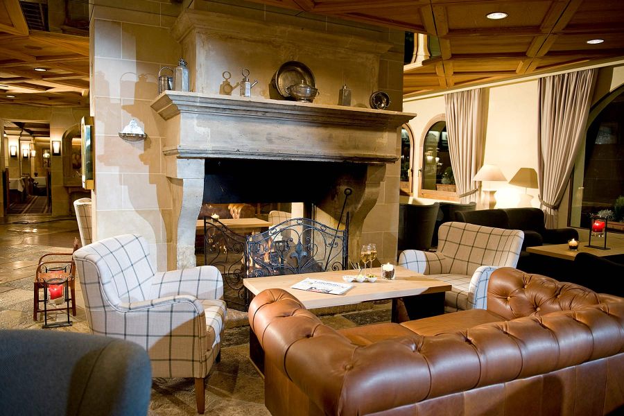 Sitzbereich mit Kamin im Golfhotel