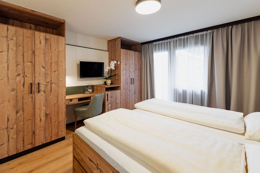 TV-Wand passend zum Interior aus Holz im Luxushotel in der Schweiz