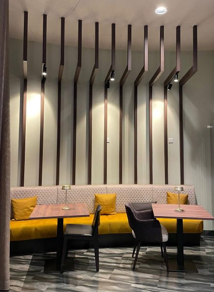 Lobby mit gelben Sitzb&auml;nken