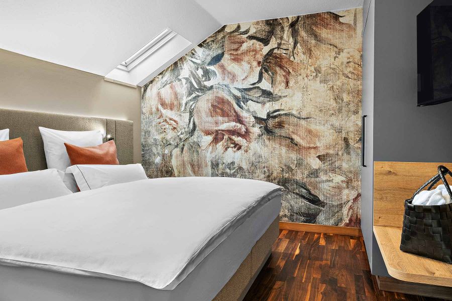 Doppelzimmer Churfürst Komfort mit floraler Tapete und Garderobenstange