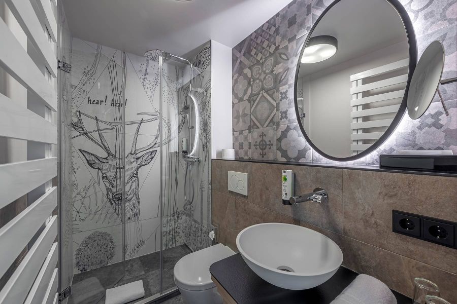 Badezimmergestaltung in grauen und braunen Farbtönen