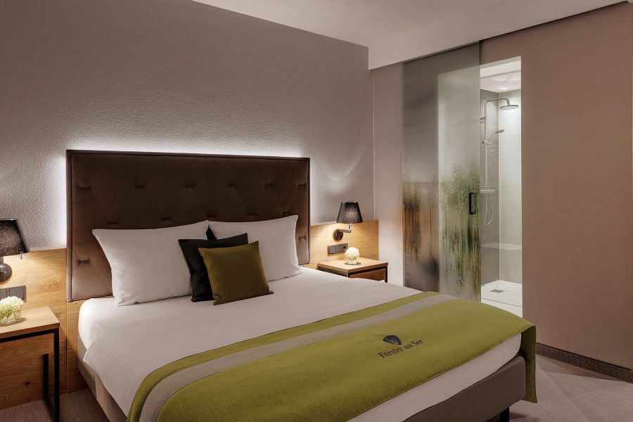 Hotelzimmer Forster am See in braun und grün