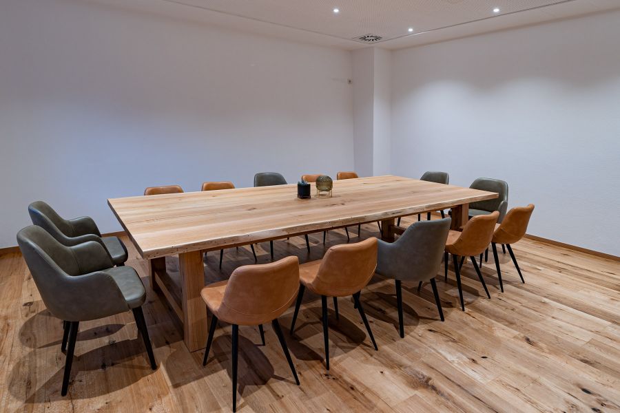 Besprechungstisch mit St&uuml;hlen in grau und terracotta