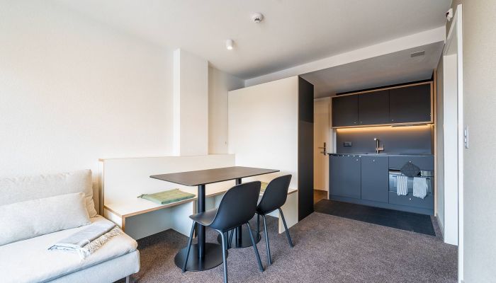 Mitarbeiterzimmer Kompletteinrichtung mit K&uuml;che und Essensbereich