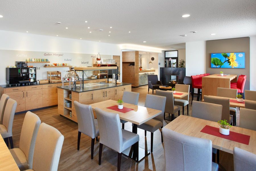 Frühstücksbereich mit Buffet im Hotel