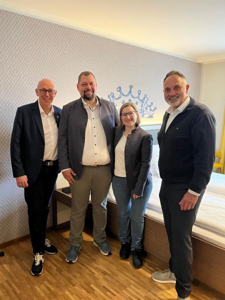 Familie Hollmann mit dem Appia Team bei der Eröffnung des Gasthofes Drei Kronen