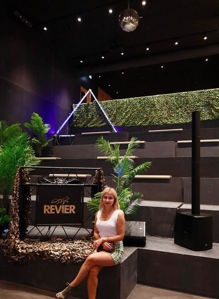 Saal mit Sitzauflagen aus Kunstleder