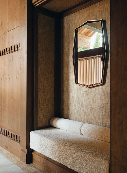 Gemütliche Sitzecke von Appia mit flauschigem Stoff ganz dem Chalet-Stil gewidmet