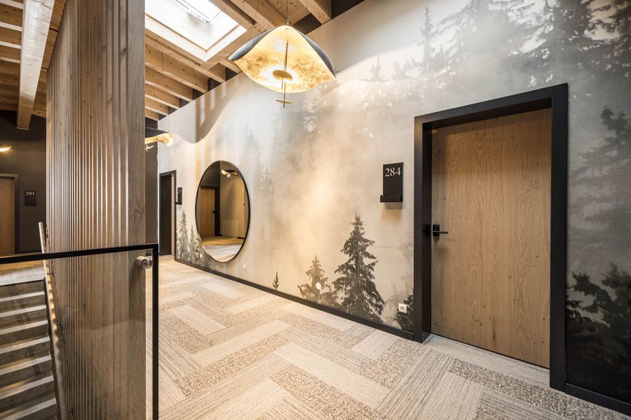 Waldtapete im Hotelgang