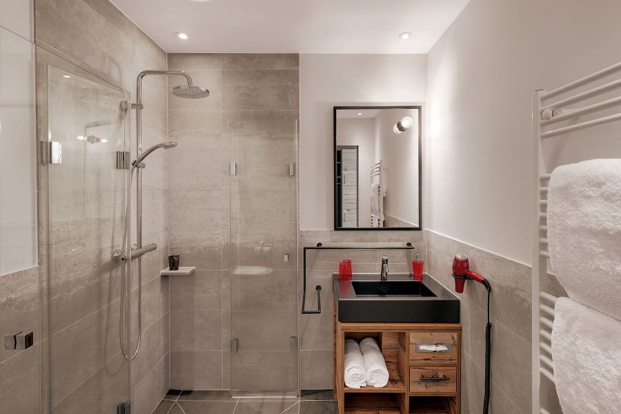 Badezimmer mit ger&auml;umiger Dusche und Waschtisch 