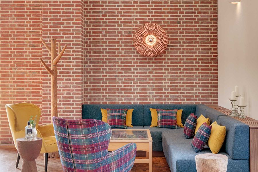 Sitzecke vor einer Backsteinwand im Landgut Nedlitz