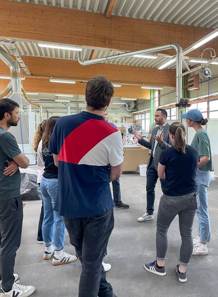 Rundgang durch Möbelfertigung und Schreinerei mit TH Rosenheim