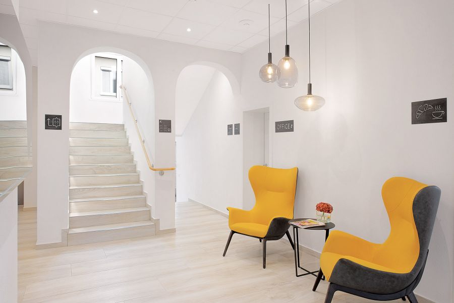 Öffentlicher Bereich mit zwei Sesseln 