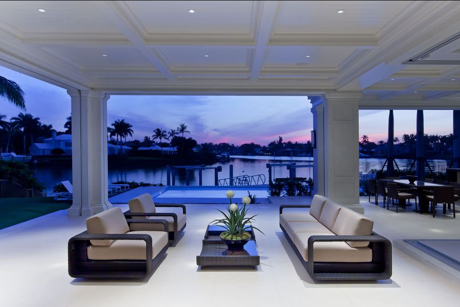 Terrasse der Private Residenz mit Blick aufs Wasser