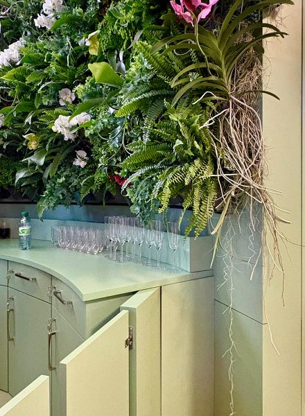 Mooswand in Kombination zu mintgrünen Möbeln in der Therme Erding