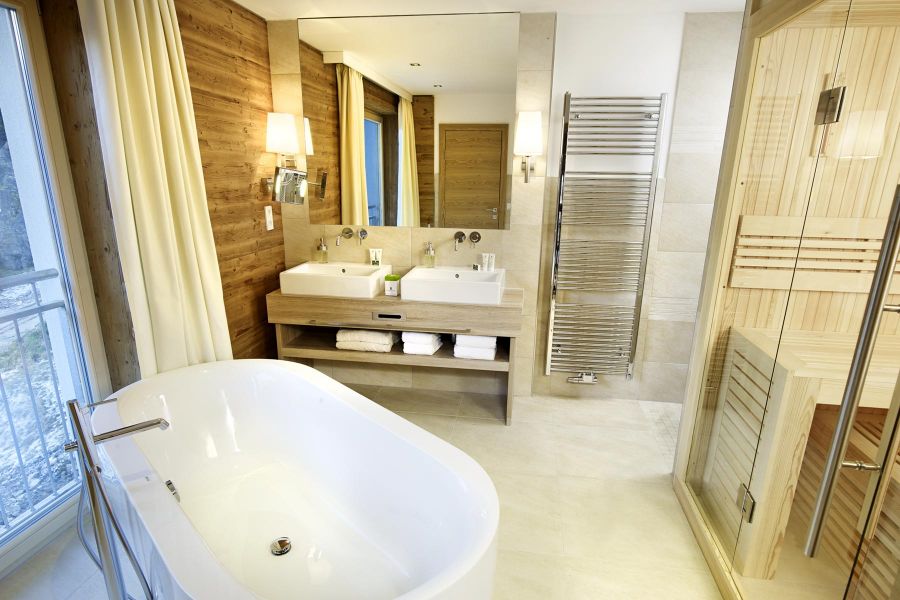Senior Suite mit Sauna und freistehender Badewanne