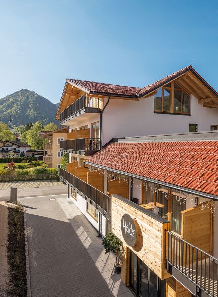 Au&szlig;enansicht mit angebrachtem Logo und Aussicht auf die Berge