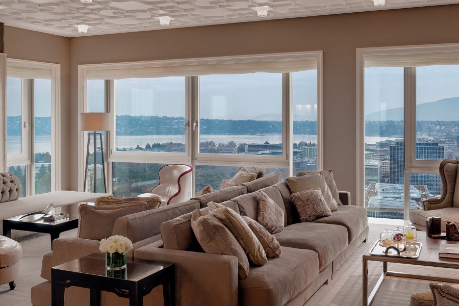 Lounge in warmen Erdtönen im InterContinental in Genf