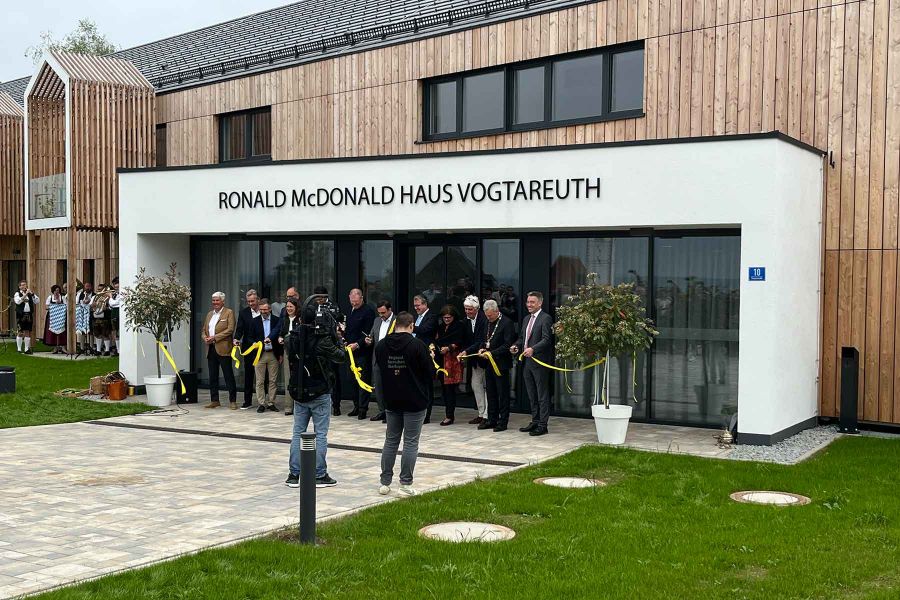 Eroeffnung in Vogtareuth Band durchschneiden