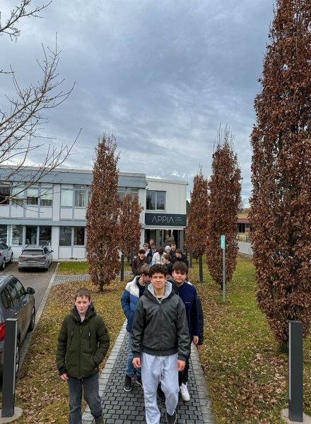 Schüler gehen draußen auf den Wegen während ihres Besuchs bei Appia