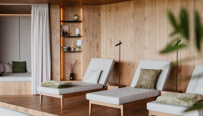 Liegenbereich im Hotel des Loxone Campus Kollerschlag, gestaltet mit eleganten Liegen und gemütlichen Ecken für entspannte Stunden