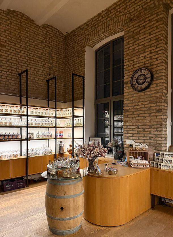 Thekenzone mit Buffet im Schäfflerwirt Aschheim vor gemauerter Ziegelwand hohen Fenstern Holzoberflächen und klassischer Wanduhr