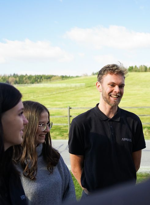 Moderne Arbeitspl&auml;tze mit Blick ins Gr&uuml;ne
