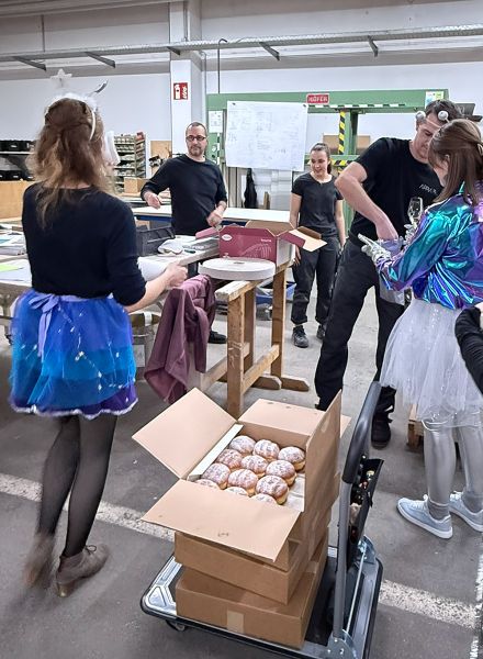 Verteilung von Faschingskrapfen an das gesamte Appia-Team in Office und Schreinerei
