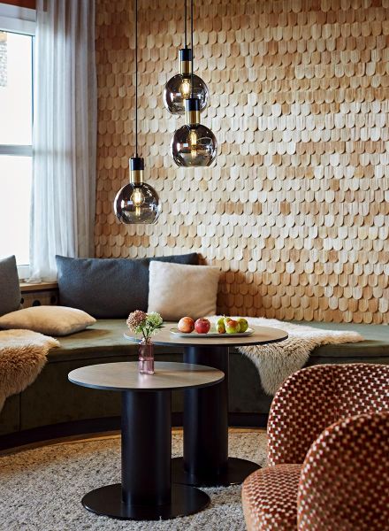 Wandverkleidung mit Schindeln in der Hotelarchitektur