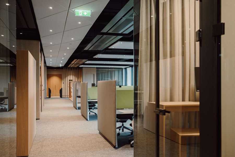 Office mit Trennwänden und Glastüren