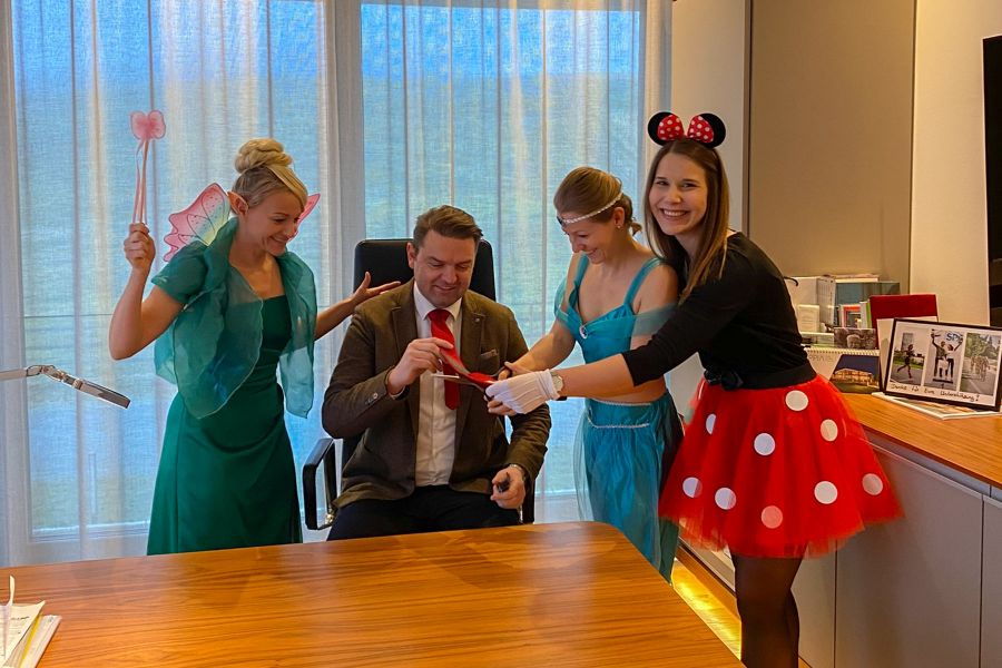 Faschingstradition Abschneiden der Krawatte von Geschäftsführer Wolfgang Brunner