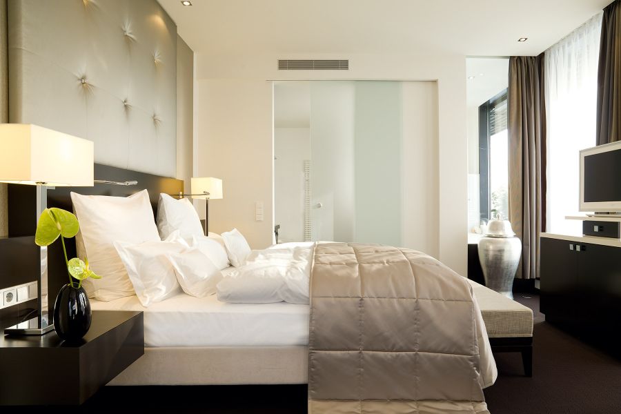 Hotelzimmer mit Doppelbett und edler Einrichtung auf Burg Schwarzenstein