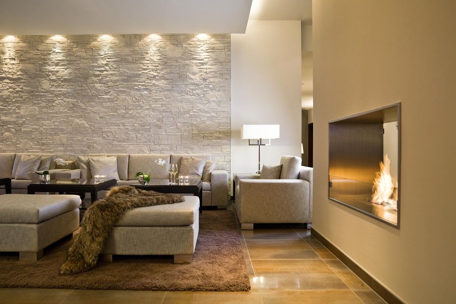 Lobby mit Kamin und gemütlicher Sitzecke auf Burg Schwarzenstein