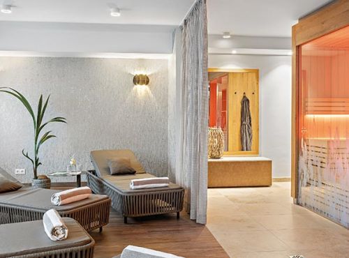 Wellness-Liegen und Sauna im Hotel