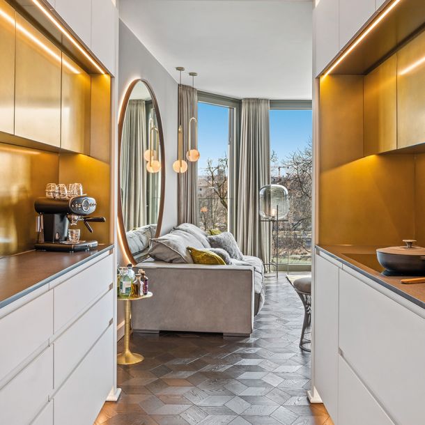 exklusive Küche in weiß und gold