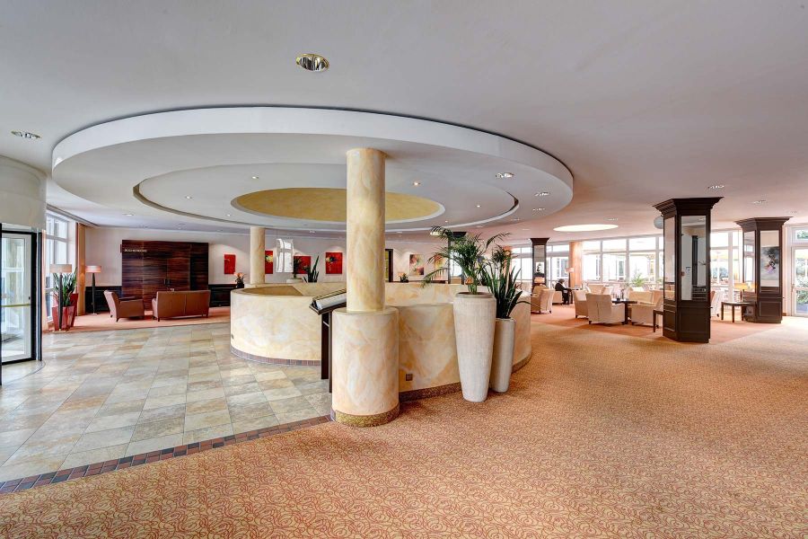 großzügiger Eingangs- und Empfangsbereich St. Wolfgang 