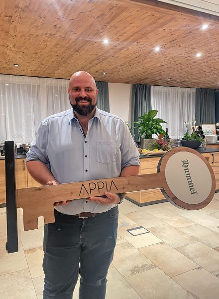 Erfolgte Schlüsselübergabe an Max Hummel aus eigener Möbelfertigung in Peterskirchen