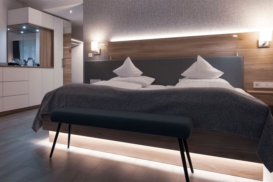 komfortables Doppelzimmer im St. Wolfgang mit Holzelementen 