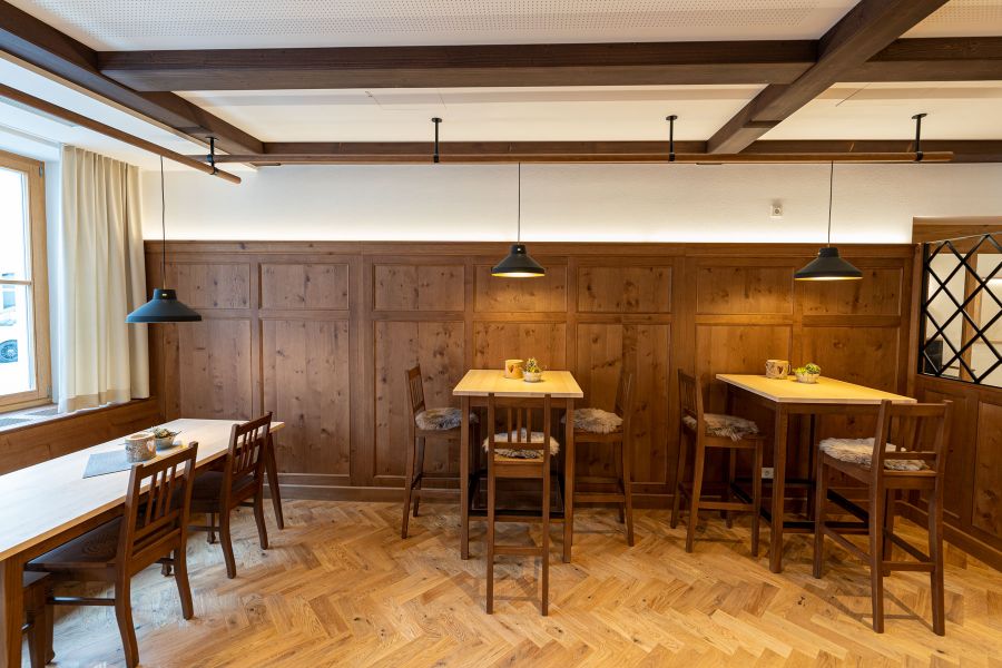 Hochtische im Br&auml;ust&uuml;berl und rustikales Ambiente