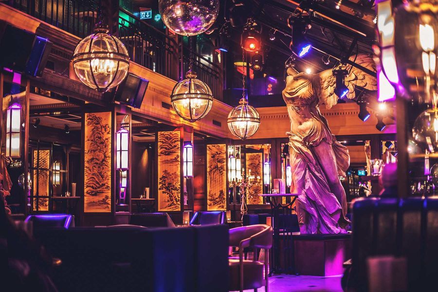 Penthouse Bar mit Pendelleuchten in Luzern